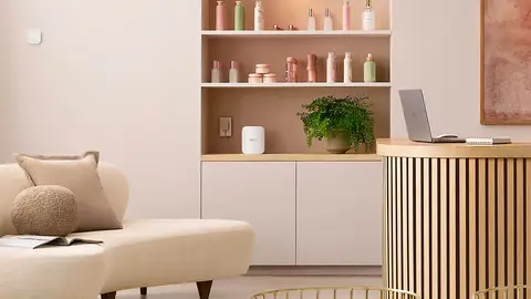 Un eero 7 Pro en el salón Un eero 7 Pro en el salón