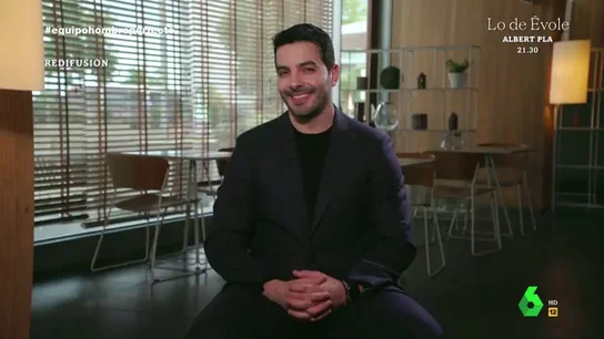 "Tiene éxito y es guapo": Equipo de Investigación localiza al cirujano cuya imagen utilizan para estafar a mujeres El cirujano contó al programa, en 2022, que debido a lo que comparte en redes sociales puede dar una imagen de ser un bueno novio y una buena persona, algo que ayudaría a que las mujeres se fíen de él.