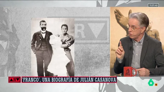 El historiador Casanova, autor de 'Franco': "No le gustaba hablar de su niñez, tampoco a Stalin, a Hitler ni a Mussolini: todos comparten padres violentos" El historiador Casanova, autor de 'Franco': "No le gustaba hablar de su niñez, tampoco a Stalin, a Hitler ni a Mussolini: todos comparten padres violentos"
