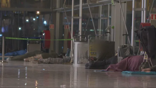 El aeropuerto Madrid-Barajas como albergue: hasta 500 personas duermen cada noche en las terminales El aeropuerto Madrid-Barajas como albergue: hasta 500 personas duermen cada noche en las terminales