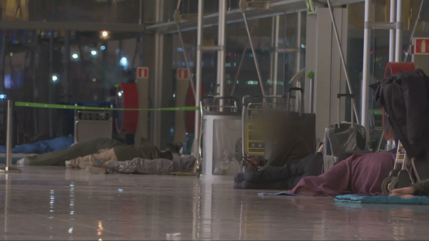 El aeropuerto Madrid-Barajas como albergue: hasta 500 personas duermen cada noche en las terminales El aeropuerto Madrid-Barajas como albergue: hasta 500 personas duermen cada noche en las terminales