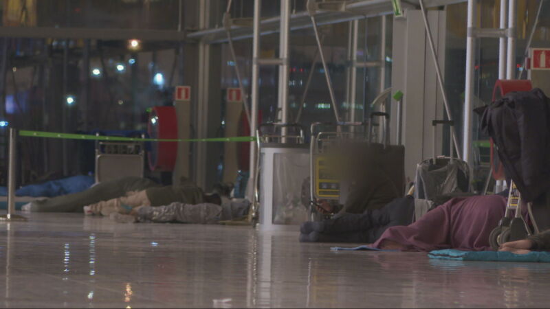 El aeropuerto Madrid-Barajas como albergue: hasta 500 personas duermen cada noche en las terminales