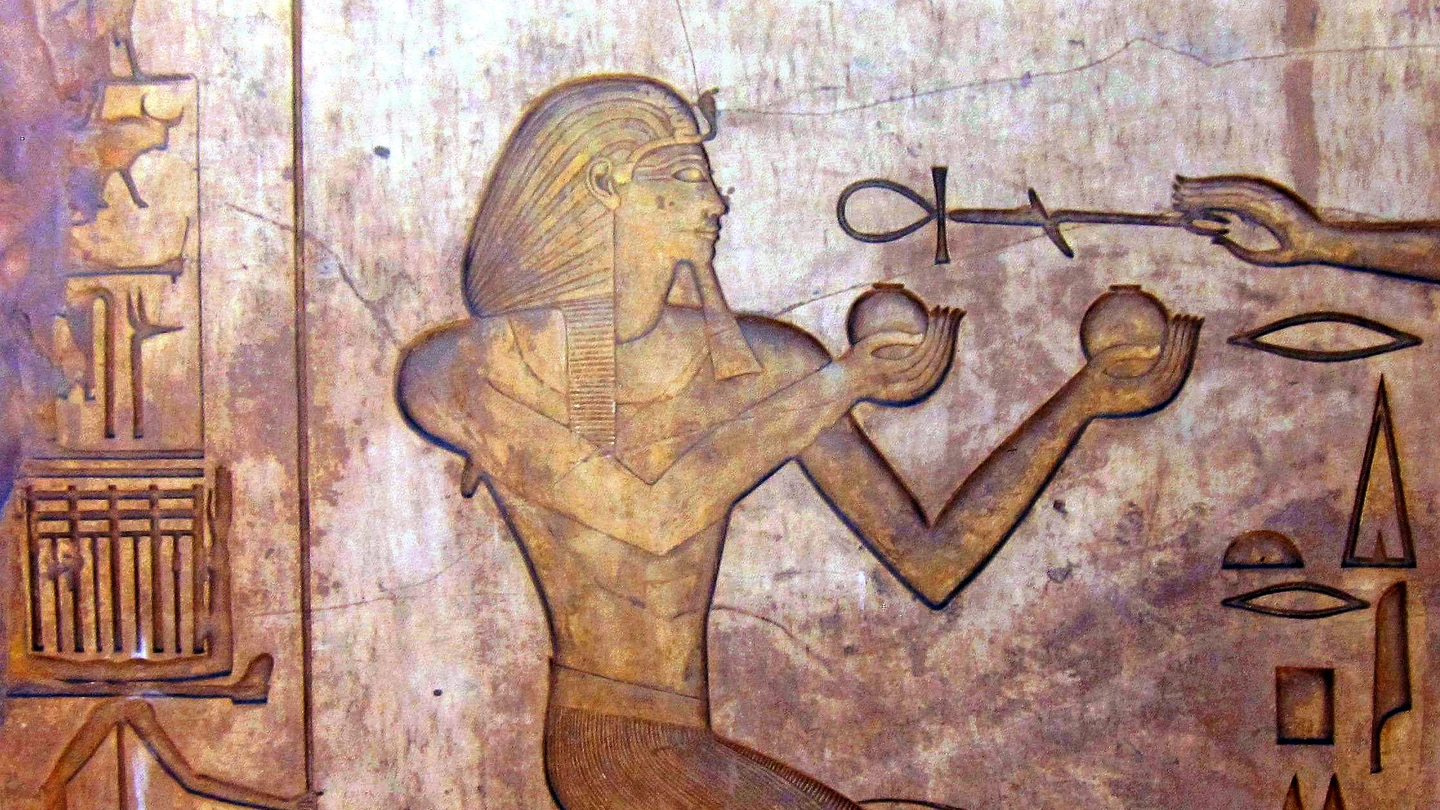 Una piedra con un grabado en relieve en el templo de Tutmosis II en Karnak, Egipto Una piedra con un grabado en relieve en el templo de Tutmosis II en Karnak, Egipto