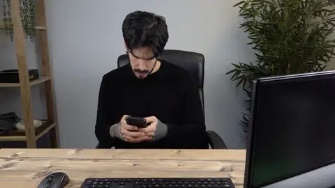 Hombre mirando el móvil Hombre mirando el móvil