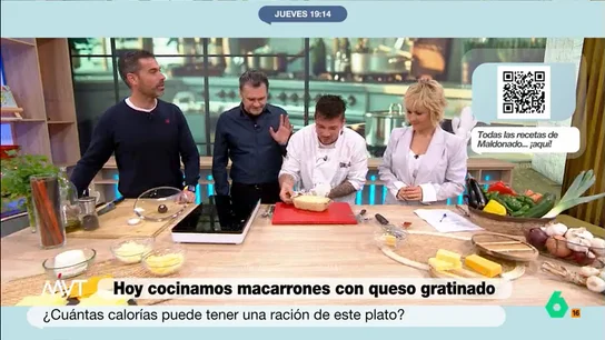 Con pimentón y trufa: Carlos Maldonado y Pablo Ojeda preparan su particular versión de los 'mac and cheese' El cocinero y el nutricionista comparten la receta de este popular plato estadounidense. El cocinero utiliza macarrones aunque, como explica, se pueden utilizar otros tipos de pasta. No te pierdas la receta paso a paso en el vídeo principal.