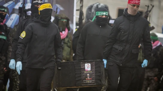 Hamás entrega los cadáveres de cuatro rehenes israelíes. Hamás entrega los cadáveres de cuatro rehenes israelíes.