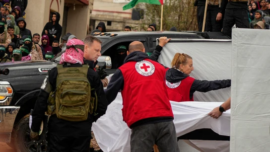 Hamás entrega los cadáveres de cuatro rehenes israelíes. Hamás entrega los cadáveres de cuatro rehenes israelíes.