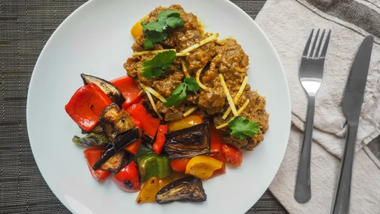 Un plato de carne con verduras variadas. Un plato de carne con verduras variadas.