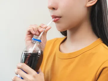 mujer bebiendo un refresco light mujer bebiendo un refresco light