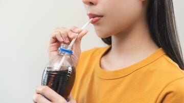 mujer bebiendo un refresco light