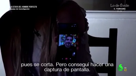 "Me dijo que si no pagaba, se suicidaba": así chantajeó un estafador del amor a una mujer para conseguir que le diera 5.000 euros Una víctima de un estafador del amor compartió su testimonio con Equipo de Investigación en 2022. La mujer, que mantuvo su rostro ocultó, explicó como el estafador comenzó a pedirle dinero para traer sus pertenencias desde Turquía.