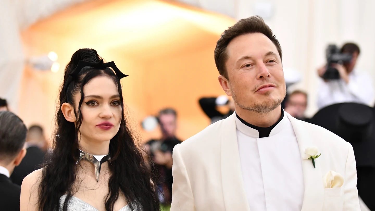 Imagen de archivo de Grimes y Elon Musk en la gala MET de 2018 Imagen de archivo de Grimes y Elon Musk en la gala MET de 2018