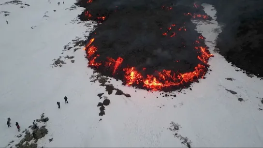 Turistas imprudentes desafían al Etna en plena erupción: ignoran las prohibiciones y esquían a pocos metros de la lava Turistas imprudentes desafían al Etna en plena erupción: ignoran las prohibiciones y esquían a pocos metros de la lava