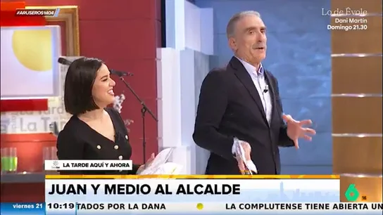Juan y Medio, al Alcalde de Peligros invitado entre el público: "Nos gusta saludaros antes de que estéis imputados" Juan y Medio, al Alcalde de Peligros invitado entre el público: "Nos gusta saludaros antes de que estéis imputados"