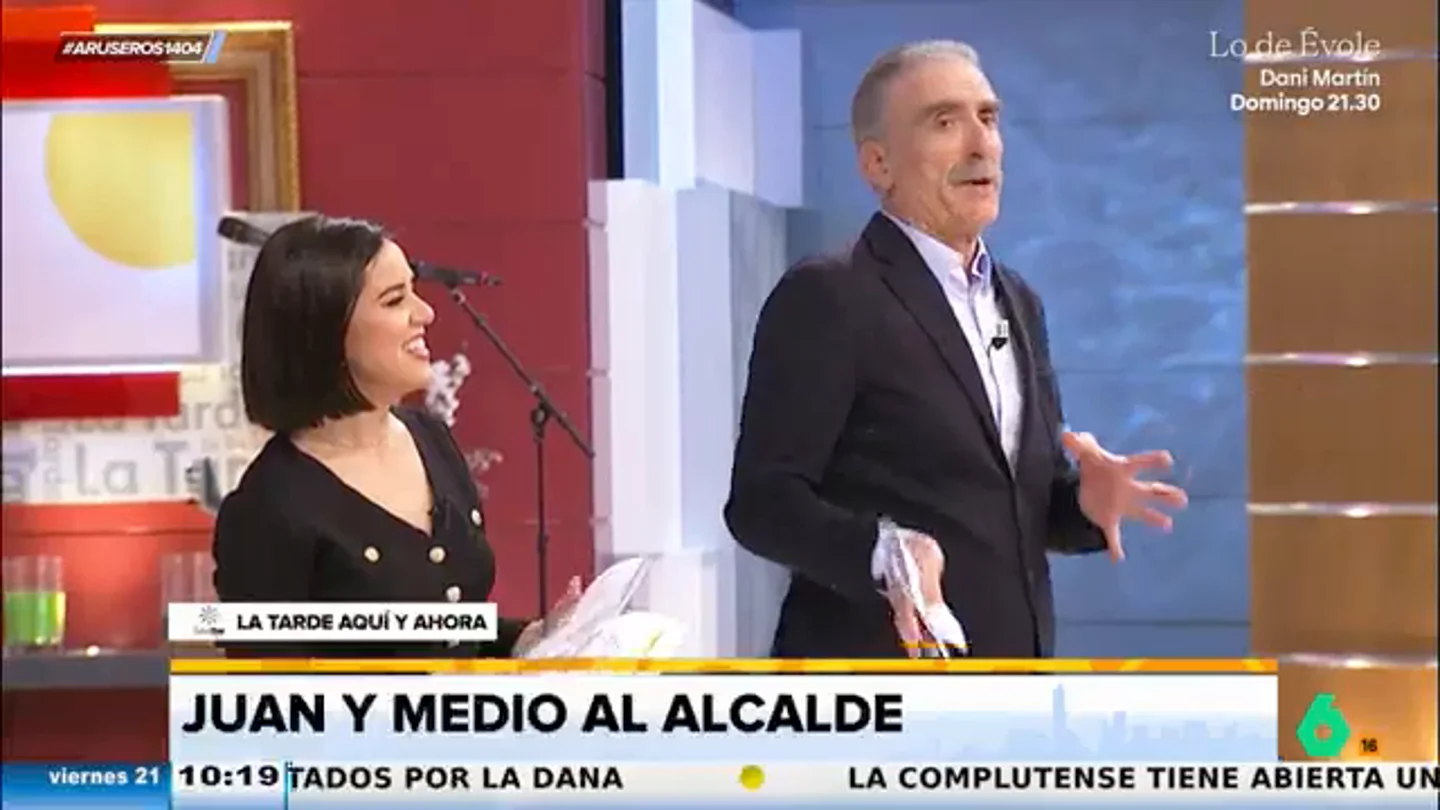 Juan y Medio, al Alcalde de Peligros invitado entre el público: "Nos gusta saludaros antes de que estéis imputados" Juan y Medio, al Alcalde de Peligros invitado entre el público: "Nos gusta saludaros antes de que estéis imputados"