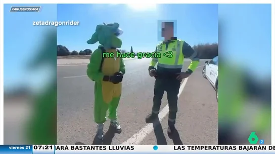 La Guardia Civil da el alto a un motorista disfrazado de dragón: "Te paramos de buen rollo" La Guardia Civil da el alto a un motorista disfrazado de dragón: "Te paramos de buen rollo"