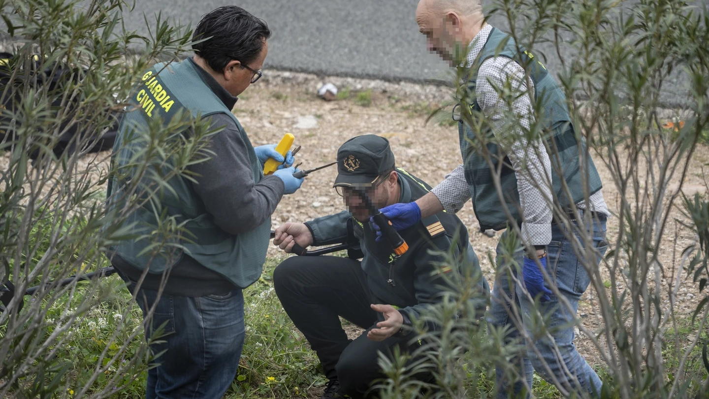 Agentes de la Guardia Civil en el lugar donde ha sido hallado muerto el exalcalde de Gandia, Arturo Torró, a 20 de febrero de 2025, en Xeresa, Valencia. Agentes de la Guardia Civil en el lugar donde ha sido hallado muerto el exalcalde de Gandia, Arturo Torró, a 20 de febrero de 2025, en Xeresa, Valencia.