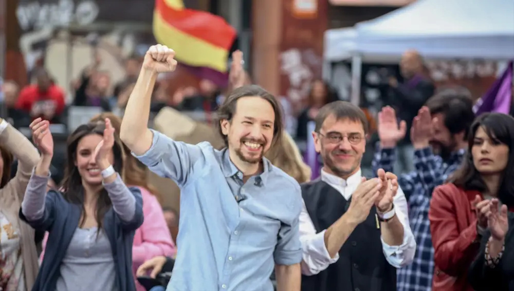 Pablo Iglesias, Irene Montero y Juan Carlos Monedero en un acto de precampaña de Podemos. Pablo Iglesias, Irene Montero y Juan Carlos Monedero en un acto de precampaña de Podemos.