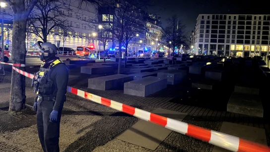 Un policía alemán junto a la escena del ataque junto al memorial del Holocausto en Berlín Un policía alemán junto a la escena del ataque junto al memorial del Holocausto en Berlín
