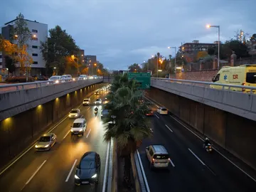 Coches circulando por autovía Coches circulando por autovía