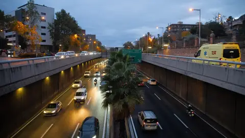 Coches circulando por autovía Coches circulando por autovía