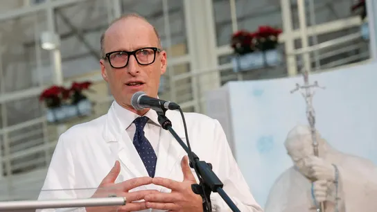 El doctor Sergio Alfieri del hospital Gemelli de Roma, en el que está ingresado el papa, este viernes. El doctor Sergio Alfieri del hospital Gemelli de Roma, en el que está ingresado el papa, este viernes.