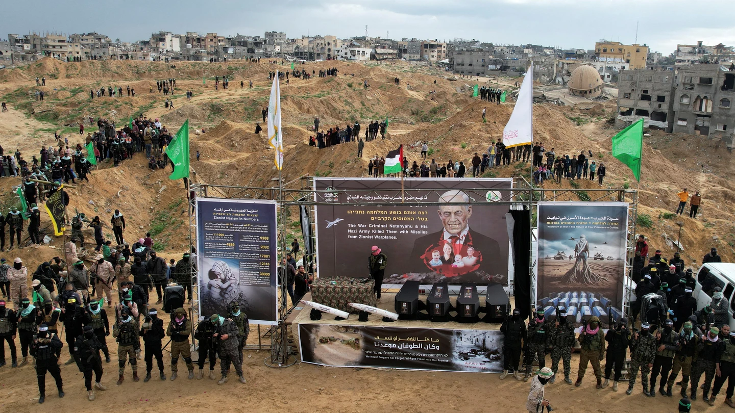 Militantes de Hamás junto a los ataúdes de rehenes muertos para entregarlos a Israel Militantes de Hamás junto a los ataúdes de rehenes muertos para entregarlos a Israel