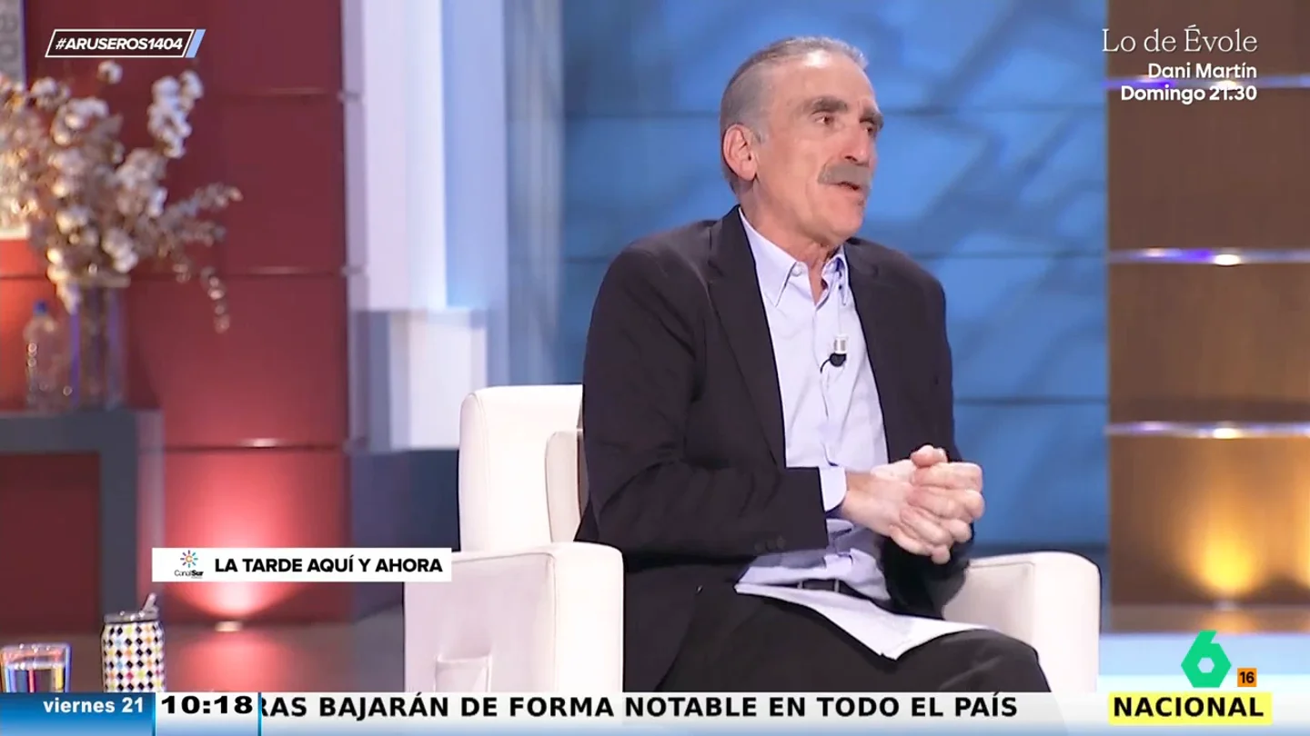 Juan y Medio opina sobre el parecido de un antiguo novio de una de sus invitadas: "¿Raphael? Lo veo más como Juan el de los Chunguitos" Juan y Medio opina sobre el parecido de un antiguo novio de una de sus invitadas: "¿Raphael? Lo veo más como Juan el de los Chunguitos"