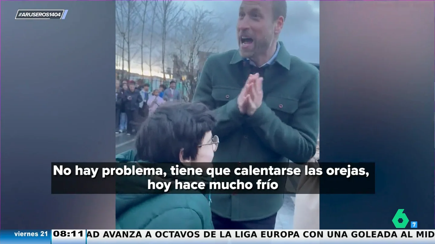 Así reacciona el príncipe Guillermo cuando quitan el gorro a un niño delante de él por protocolo Así reacciona el príncipe Guillermo cuando quitan el gorro a un niño delante de él por protocolo