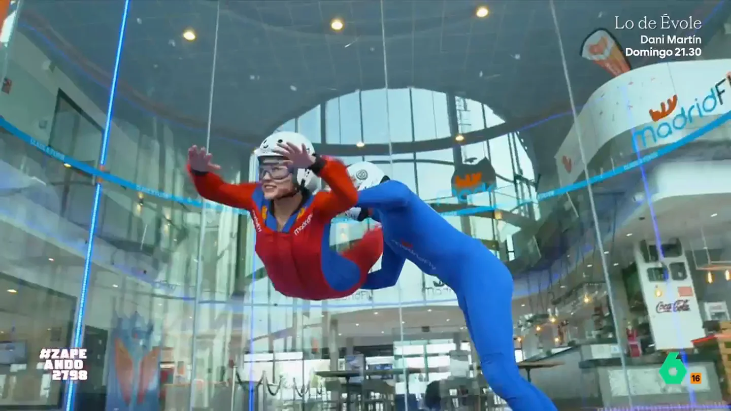 ¿Conseguirá Jiaping hacer un salto mortal en un túnel de viento? Así ha sido su nuevo 'desafiíto' La colaboradora se atreve con un nuevo 'desafiíto'. En esta ocasión, ha visitado Madrid Fly para que el instructor Max Porras la ayude a hacer un salto mortal mientras vuela en el túnel de viento.