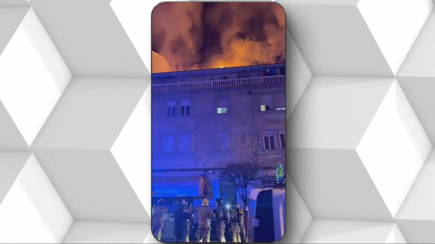 Un virulento incendio obliga a desalojar tres edificios en Ourense Un virulento incendio obliga a desalojar tres edificios en Ourense