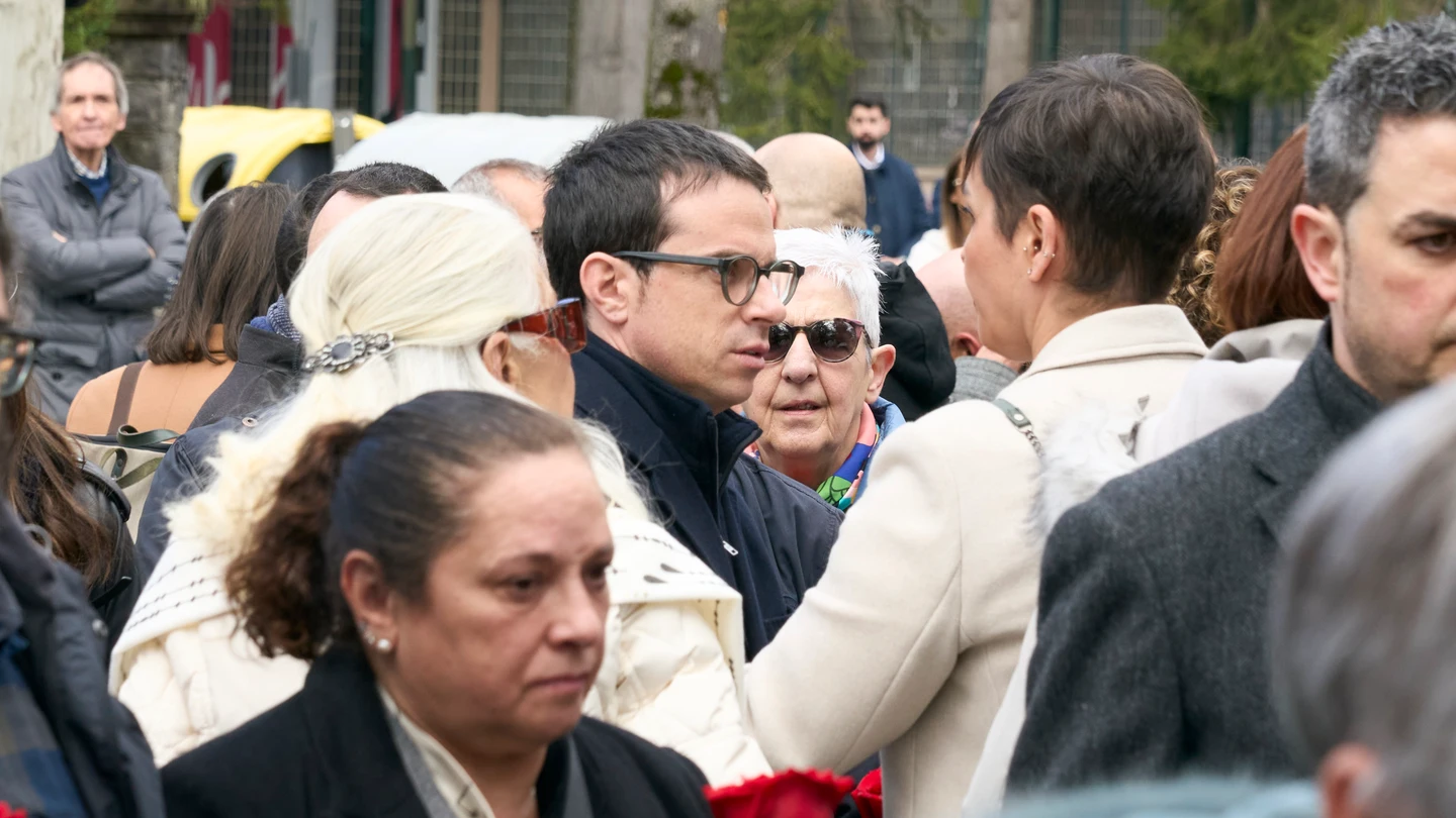 La madre de Jorge Díez, Begoña Elorza, insta a los políticos de EH Bildu a marcharse de la ofrenda floral La madre de Jorge Díez, Begoña Elorza, insta a los políticos de EH Bildu a marcharse de la ofrenda floral
