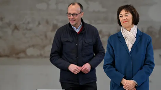 Friedrich Merz, junto a su mujer Charlotte tras ir a votar Friedrich Merz, junto a su mujer Charlotte tras ir a votar