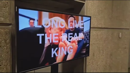 Un vídeo de IA de Trump lamiendo los pies a Elon Musk se cuela en las televisiones de un edificio del Gobierno Un vídeo de IA de Trump lamiendo los pies a Elon Musk se cuela en las televisiones de un edificio del Gobierno