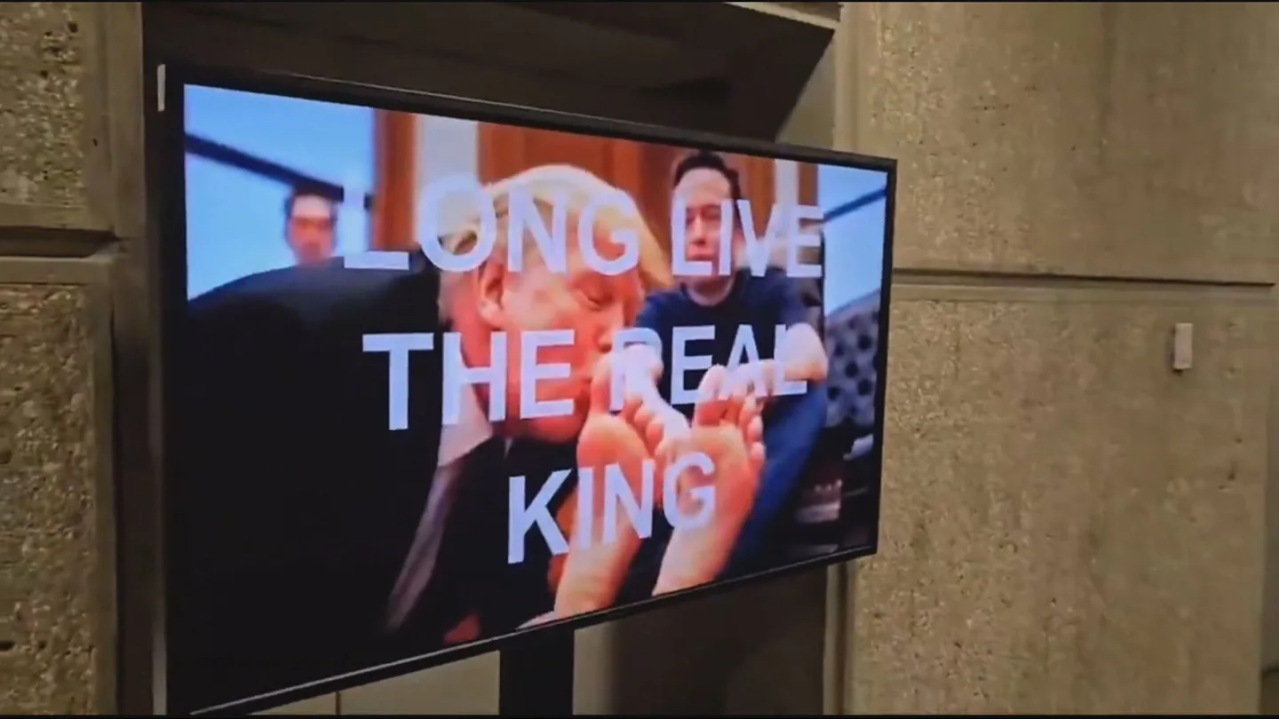 Un vídeo de IA de Trump lamiendo los pies a Elon Musk se cuela en las televisiones de un edificio del Gobierno Un vídeo de IA de Trump lamiendo los pies a Elon Musk se cuela en las televisiones de un edificio del Gobierno