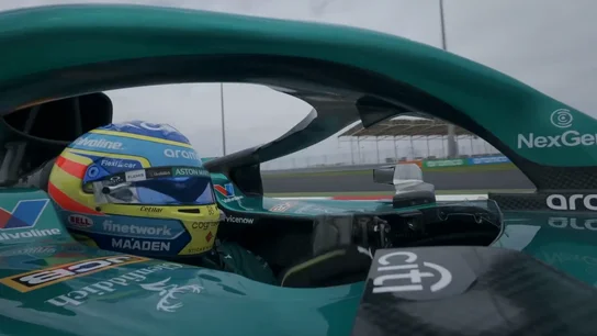 La primera imagen de Fernando Alonso pilotando el Aston Martin AMR25 en Baréin La primera imagen de Fernando Alonso pilotando el Aston Martin AMR25 en Baréin