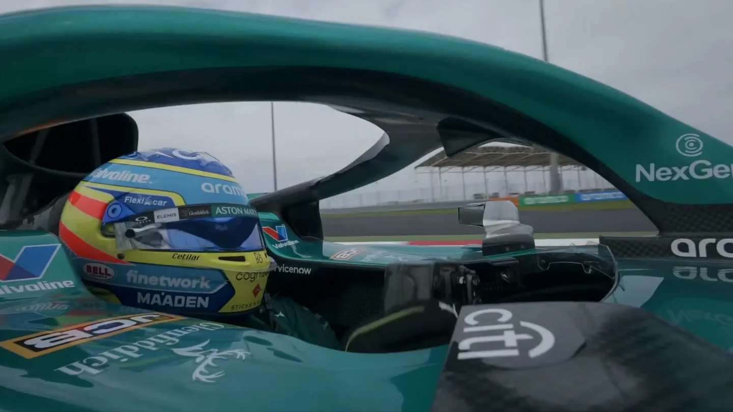 La primera imagen de Fernando Alonso pilotando el Aston Martin AMR25 en Baréin La primera imagen de Fernando Alonso pilotando el Aston Martin AMR25 en Baréin