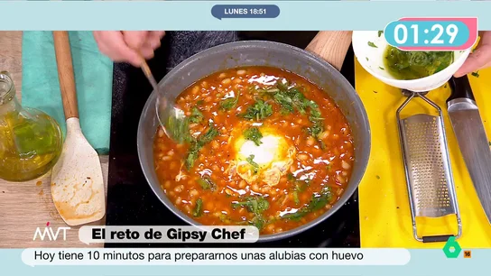 Gipsy Chef conquista a Iñaki López y Cristina Pardo con un original plato de alubias con huevo: la receta paso a paso El cocinero combina las legumbres con ingredientes como jengibre, ajo o ralladura de limón. No te pierdas su exquisita y original propuesta, elaborada en menos de 10 minutos, en el vídeo principal.