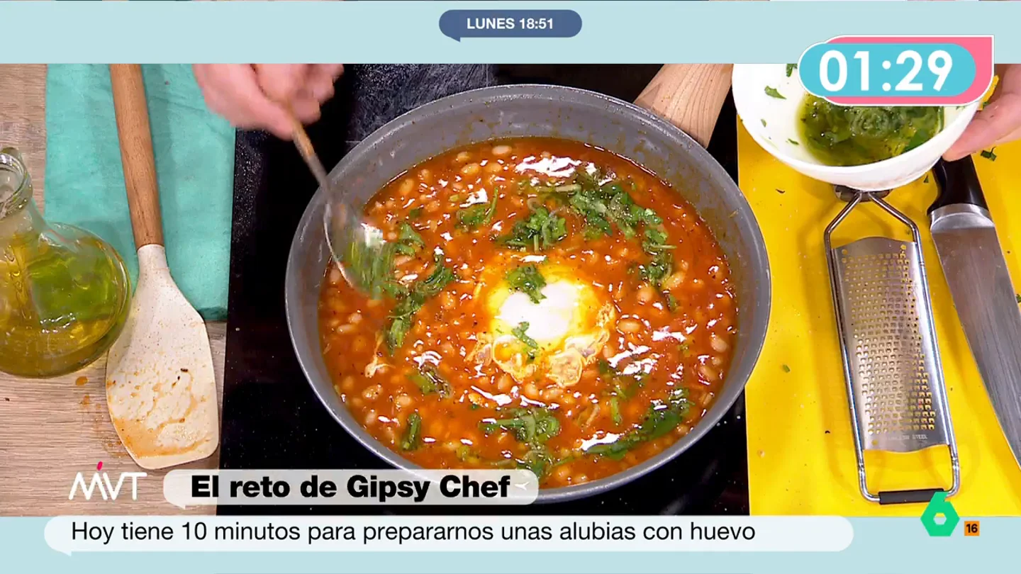 Gipsy Chef conquista a Iñaki López y Cristina Pardo con un original plato de alubias con huevo: la receta paso a paso El cocinero combina las legumbres con ingredientes como jengibre, ajo o ralladura de limón. No te pierdas su exquisita y original propuesta, elaborada en menos de 10 minutos, en el vídeo principal.