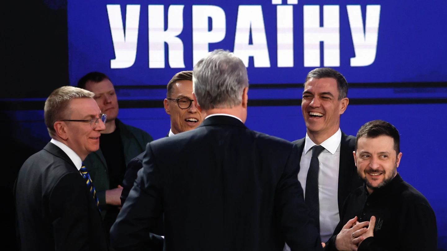 El presidente del Gobierno, Pedro Sánchez, sonriente junto a su homólogo ucraniano, Volodímir Zelenski El presidente del Gobierno, Pedro Sánchez, sonriente junto a su homólogo ucraniano, Volodímir Zelenski