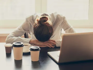 Mujer con varias tazas de café Mujer con varias tazas de café