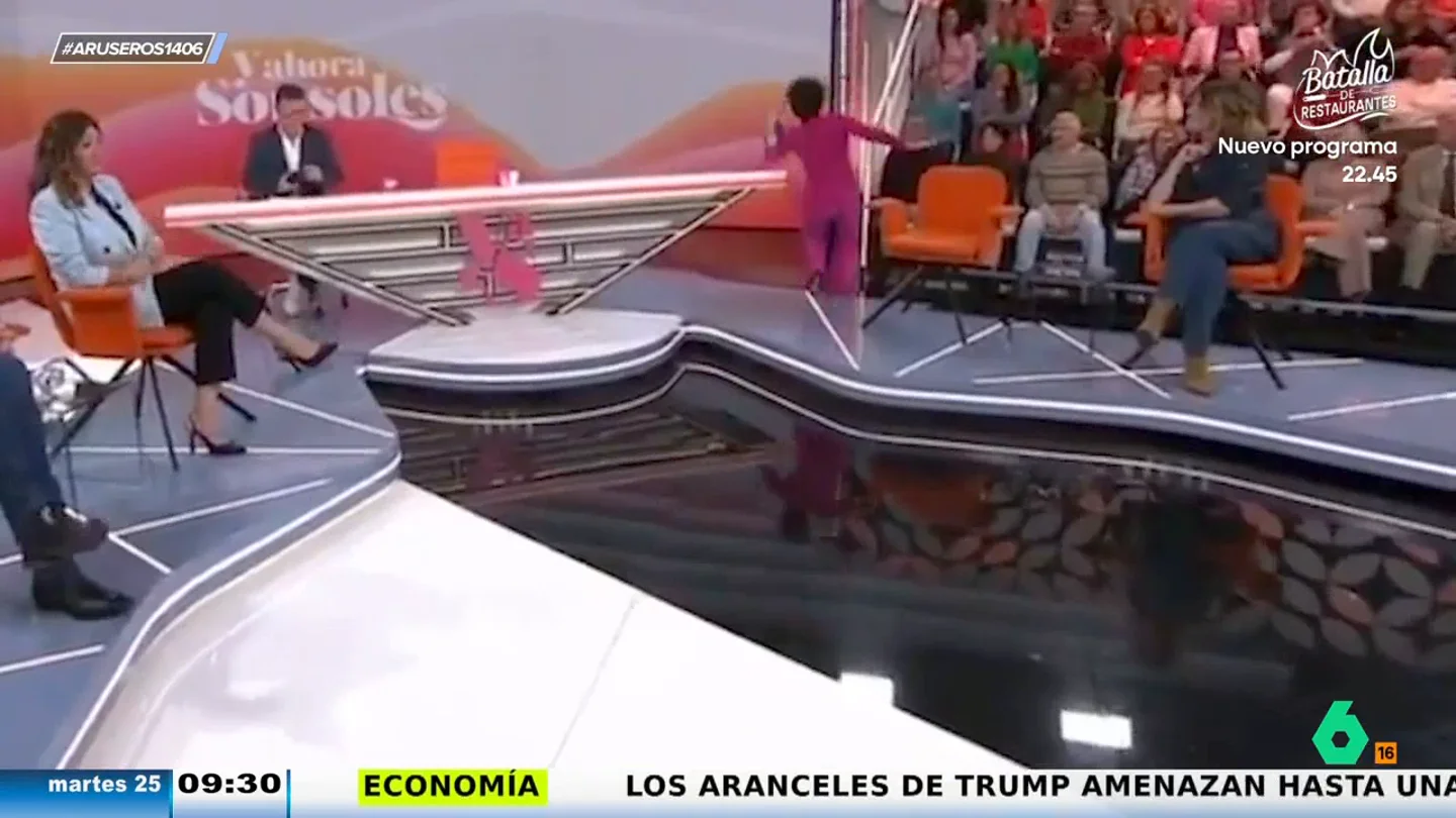 Sonsoles Ónega se cae en pleno directo de 'Y ahora Sonsoles': "Los platós están llenos de peligros" Sonsoles Ónega se cae en pleno directo de 'Y ahora Sonsoles': "Los platós están llenos de peligros"