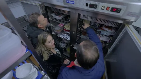 El cocinero del 'Avadar' alucina con lo que descubre en la nevera de 'La Curva': "Hay hasta un señor de Albacete" El cocinero del 'Avadar' alucina con lo que descubre en la nevera de 'La Curva': "Hay hasta un señor de Albacete"