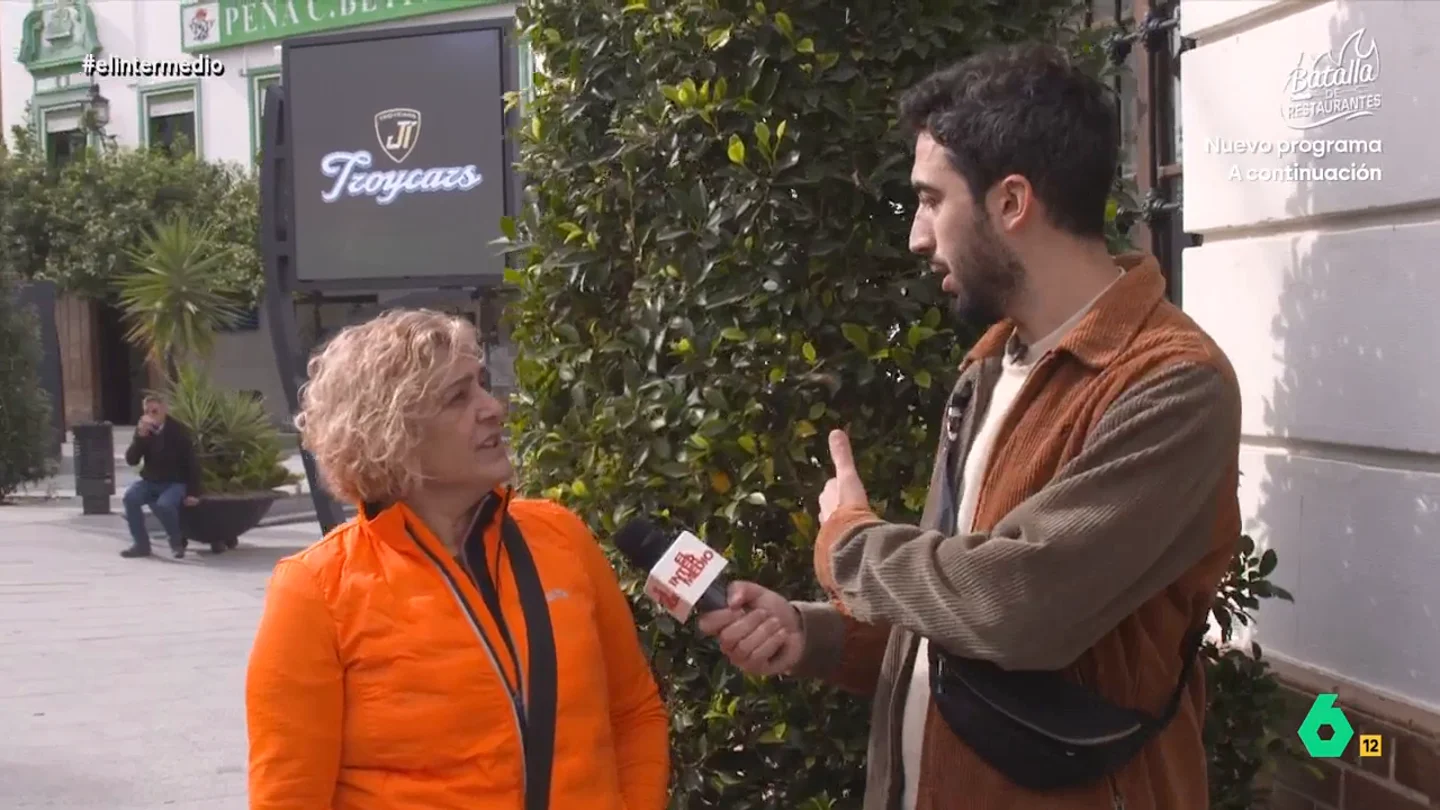 Una vecina de Morón cuenta a Isma Juárez cómo son los estadounidenses de la base militar: "Les encanta la juerga" El reportero visita este municipio de Sevilla que cuenta con una base militar estadounidense. Isma ha podido charlar con sus vecinos para saber cómo es su relación con los estadounidenses y qué ha supuesto la base para el pueblo.
