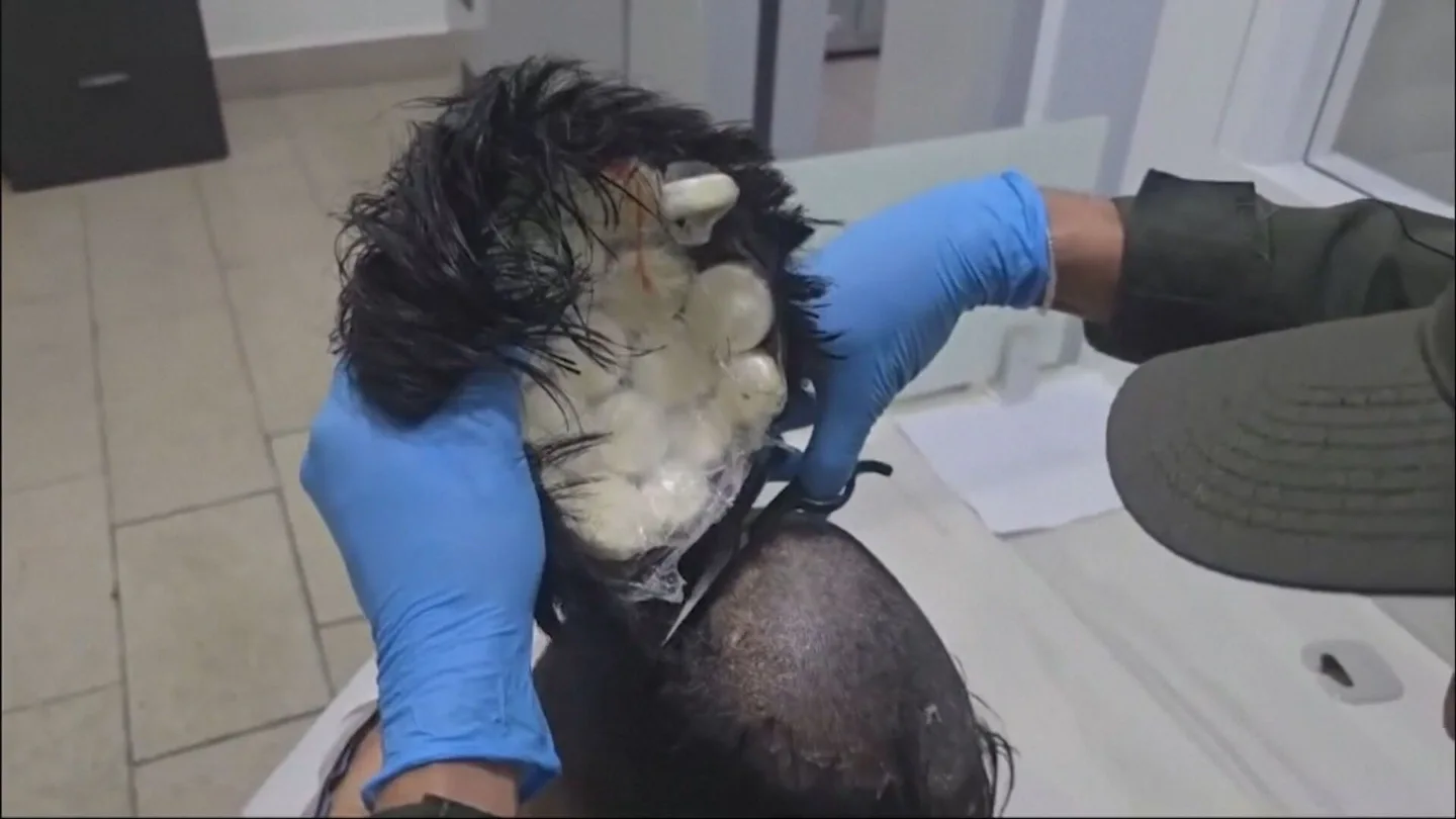 Detenido un hombre que llevaba 19 bolas de cocaína bajo un peluquín en el aeropuerto de Cartagena (Colombia) Detenido un hombre que llevaba 19 bolas de cocaína bajo un peluquín en el aeropuerto de Cartagena (Colombia)