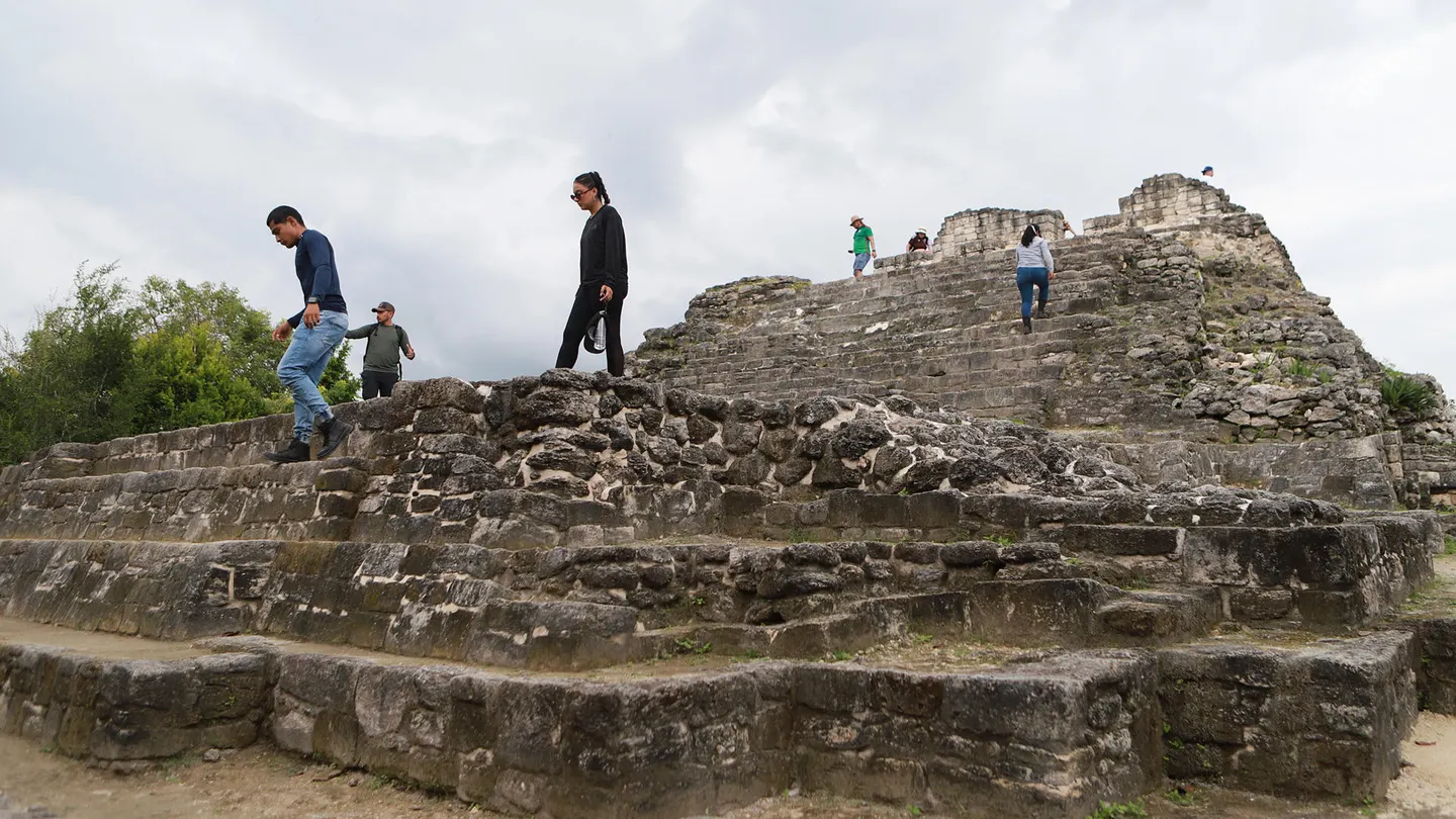 Turistas recorren la zona arqueológica de Ichkabal este lunes en el municipio de Bacalar en Quintana Roo (México) Turistas recorren la zona arqueológica de Ichkabal este lunes en el municipio de Bacalar en Quintana Roo (México)