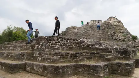 Turistas recorren la zona arqueológica de Ichkabal este lunes en el municipio de Bacalar en Quintana Roo (México) Turistas recorren la zona arqueológica de Ichkabal este lunes en el municipio de Bacalar en Quintana Roo (México)