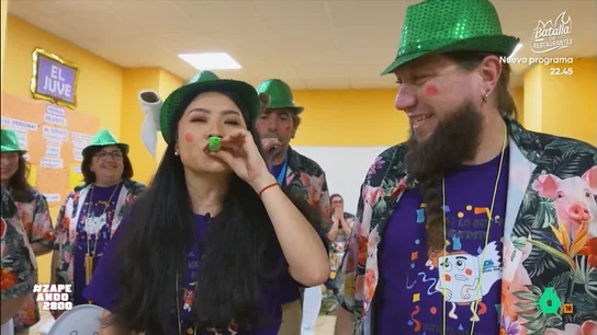 Jiaping se enfrenta a su primera chirigota en su particular 'desafiíto' "¡Me falta aire!" La zapeadora tiene un nuevo reto esta semana: ser capaz de cantar un cuplé con la chirigota vallecana 'El Desván'. Pero, antes de demostrar sus dotes como chirigotera, la reportera ha ensayado con la agrupación madrileña.