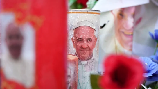 Un cirio con el rostro del papa Francisco a las puertas del hospital Gemelli de Roma Un cirio con el rostro del papa Francisco a las puertas del hospital Gemelli de Roma