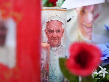 Un cirio con el rostro del papa Francisco a las puertas del hospital Gemelli de Roma